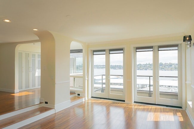 Building Photo - 2bd/1.75ba Seattle Condo