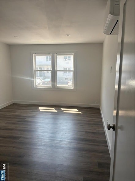 Building Photo - 671 Midland Ave