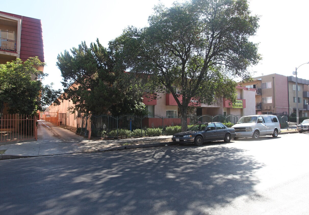 Foto del edificio - 8080 Langdon Ave