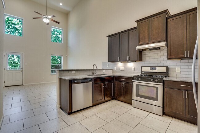 Foto del edificio - 2214 S Lakeline Blvd