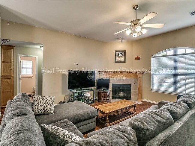 Foto del edificio - 8000 Woodhue Dr