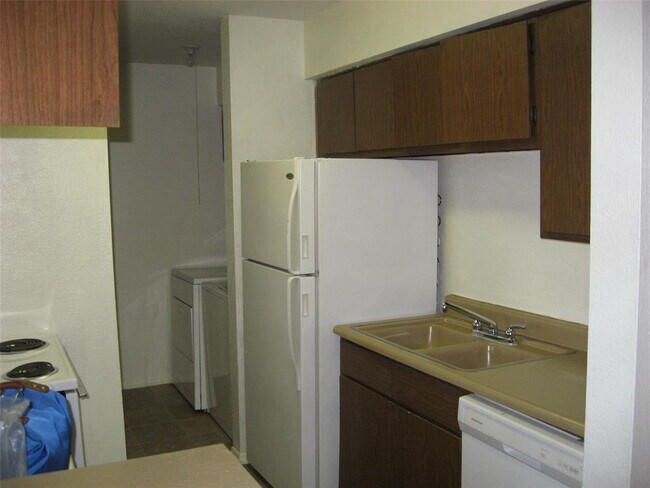 Building Photo - 10601 South Dr