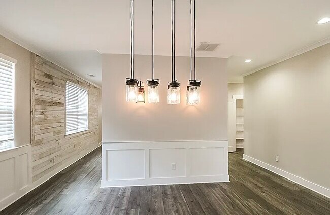 Building Photo - 98 Mission Oak Dr SE