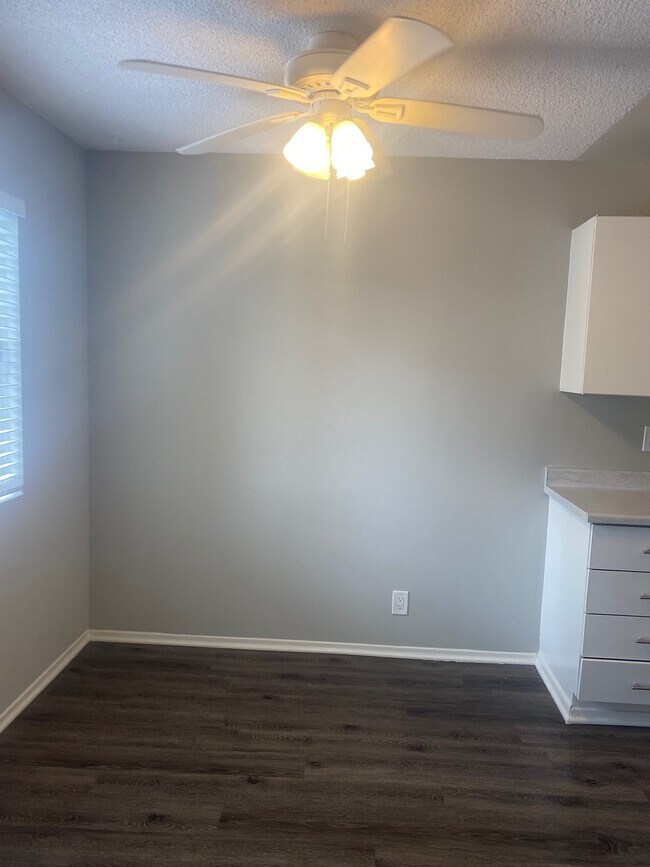 105 Dining Area - 4550 Overland Ave