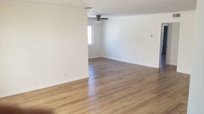 Building Photo - 210 N Clark Dr