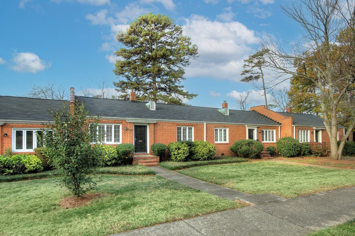 Primary Photo - Charming one-level brick condo in the hear...