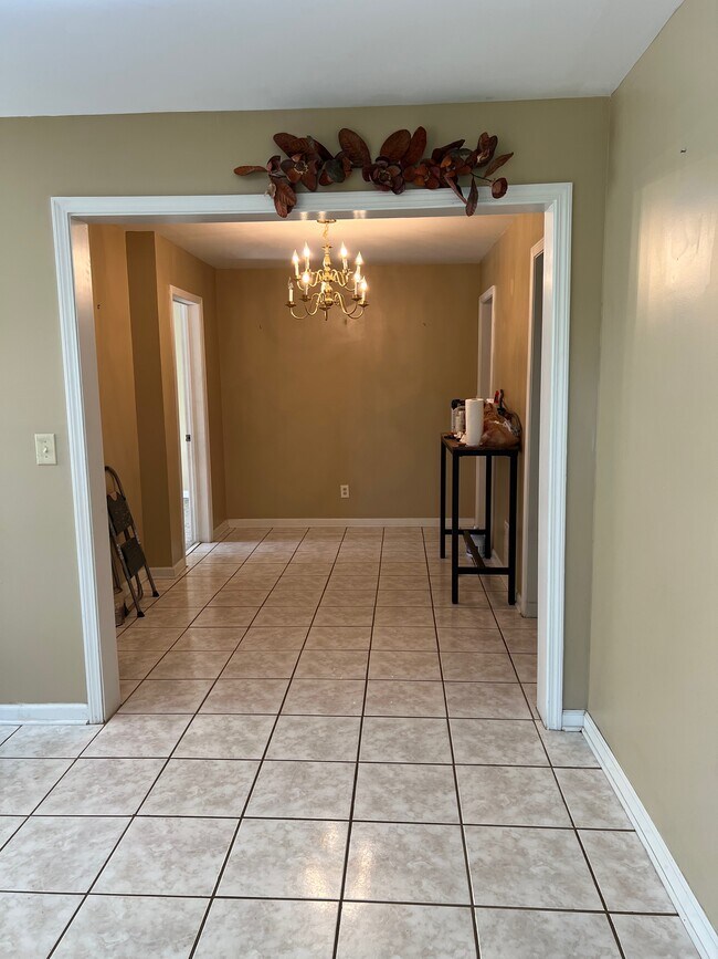 Dining area - 103 Horseshoe Springs Ct NE