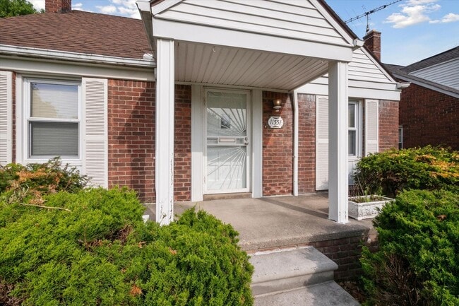 Building Photo - 3 bedroom bungalow - $1300 - ACCEPTS SECTI...