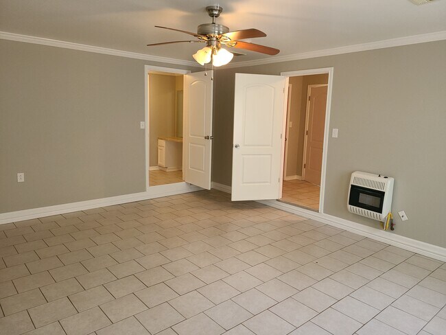 Building Photo - 917 Linda Ln