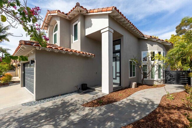 Foto del edificio - 5 Bedroom Home with Solar, EV Charger & Home Gym