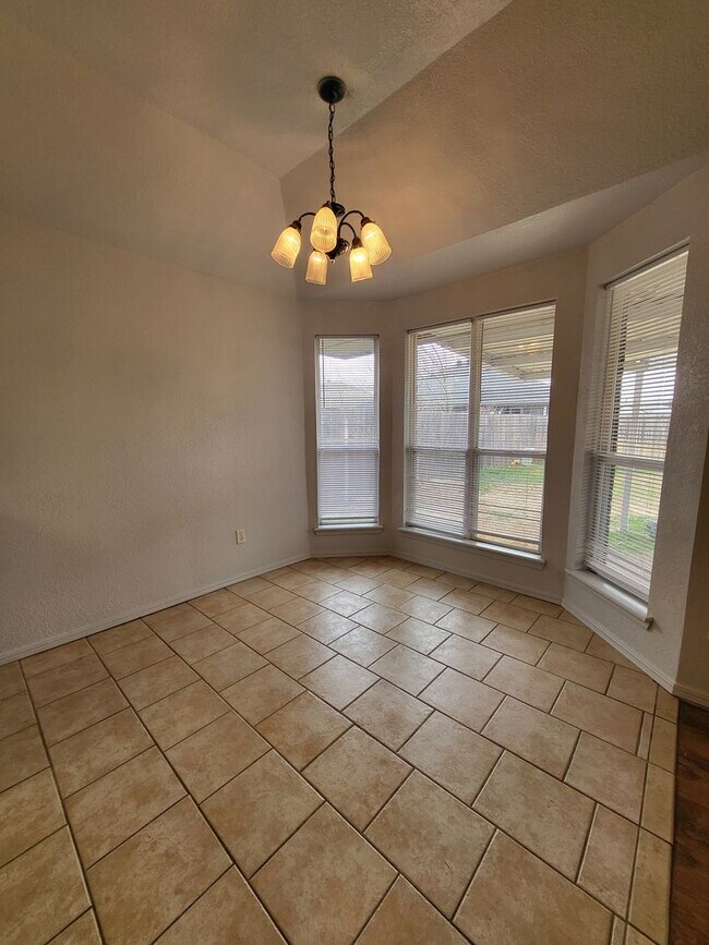 Foto del edificio - (3) Bed/(2) Bath in SW OKC/Moore Avail NOW...