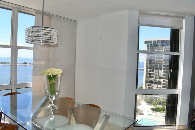 Foto del edificio - 1901 Brickell Ave