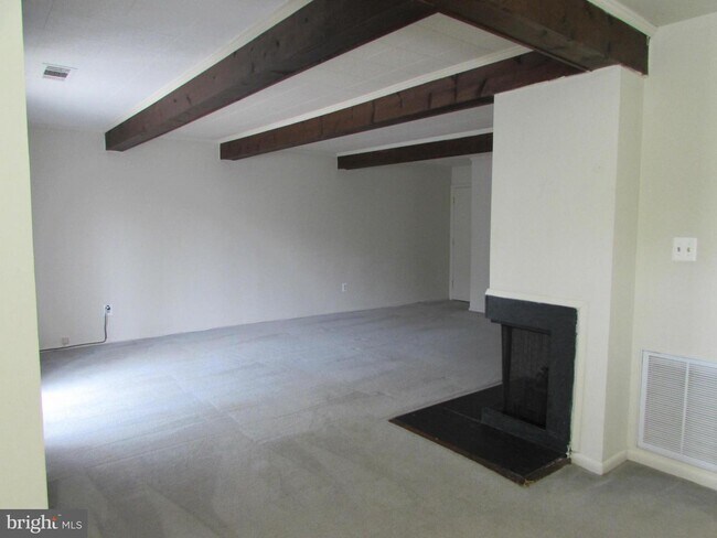 Building Photo - 16 Warren Lodge Ct