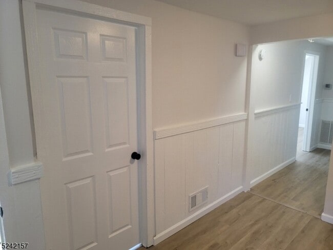 Building Photo - 170 Sargeant Ave