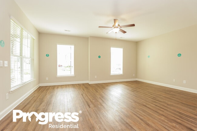 Building Photo - 2120 Miramar Cir