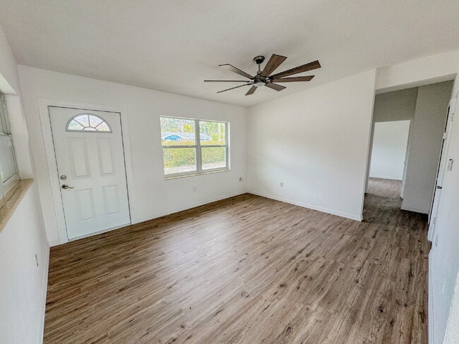 Foto del edificio - Large fenced yard! Central location!