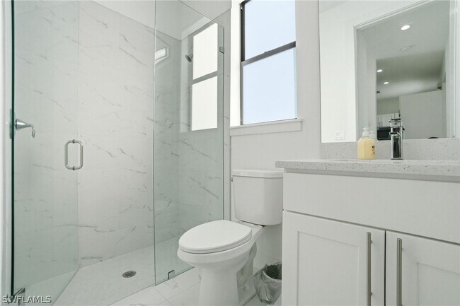 Foto del edificio - 2404-2406 Mae Ave S