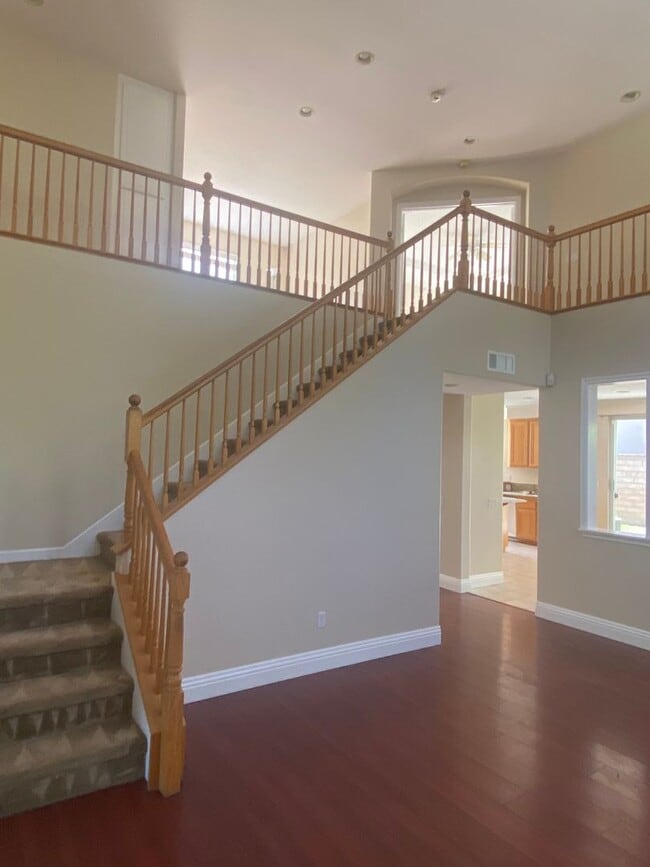Foto del edificio - Beautiful 4 bedroom, 3.5 bath + office + l...