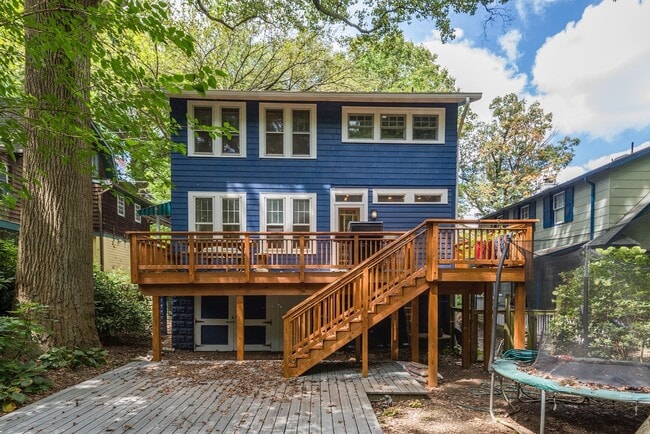 Foto del edificio - 3 Bed 2.5 Bath - Takoma Park Craftsman - Spacious Rear Deck