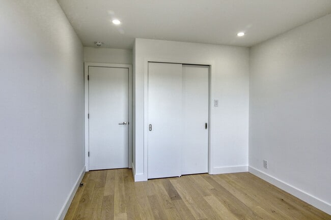 Building Photo - 4555 Av. Bonavista