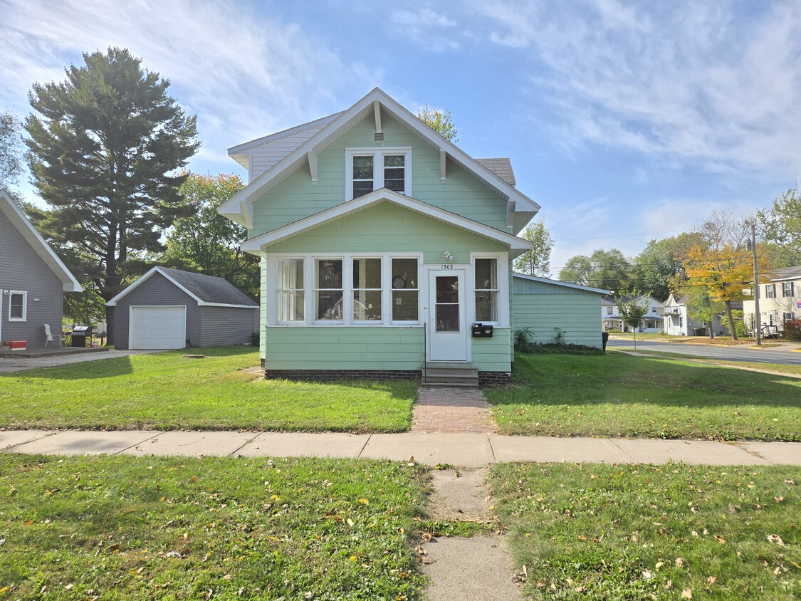 Primary Photo - 1303 8th St E