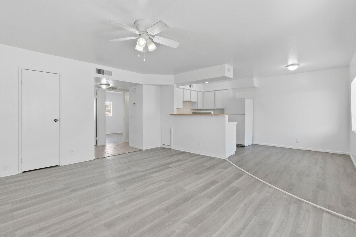 Foto principal - Charming 2-Bedroom Unit!
