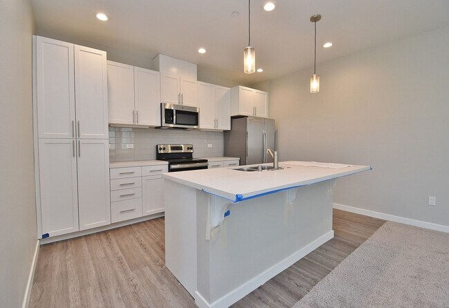 Building Photo - COMING SOON! $3,340 STUNNING  2 BEDROOM MODEL TOWNHOUSE IN CENTRAL FREMONT