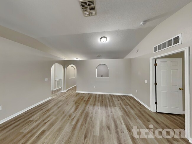 Foto del edificio - 339 Squires Grove Dr