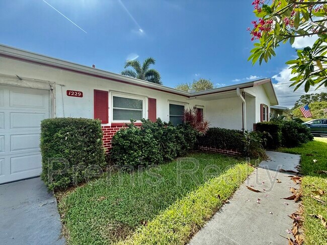 Foto del edificio - 1229 Lazy Lake Rd W