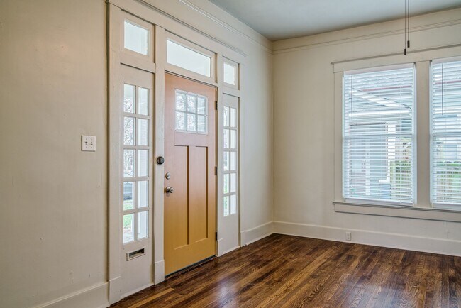 Foto del edificio - 3 bed, 1.5 bath complete renovation in the heart of Cooper Young