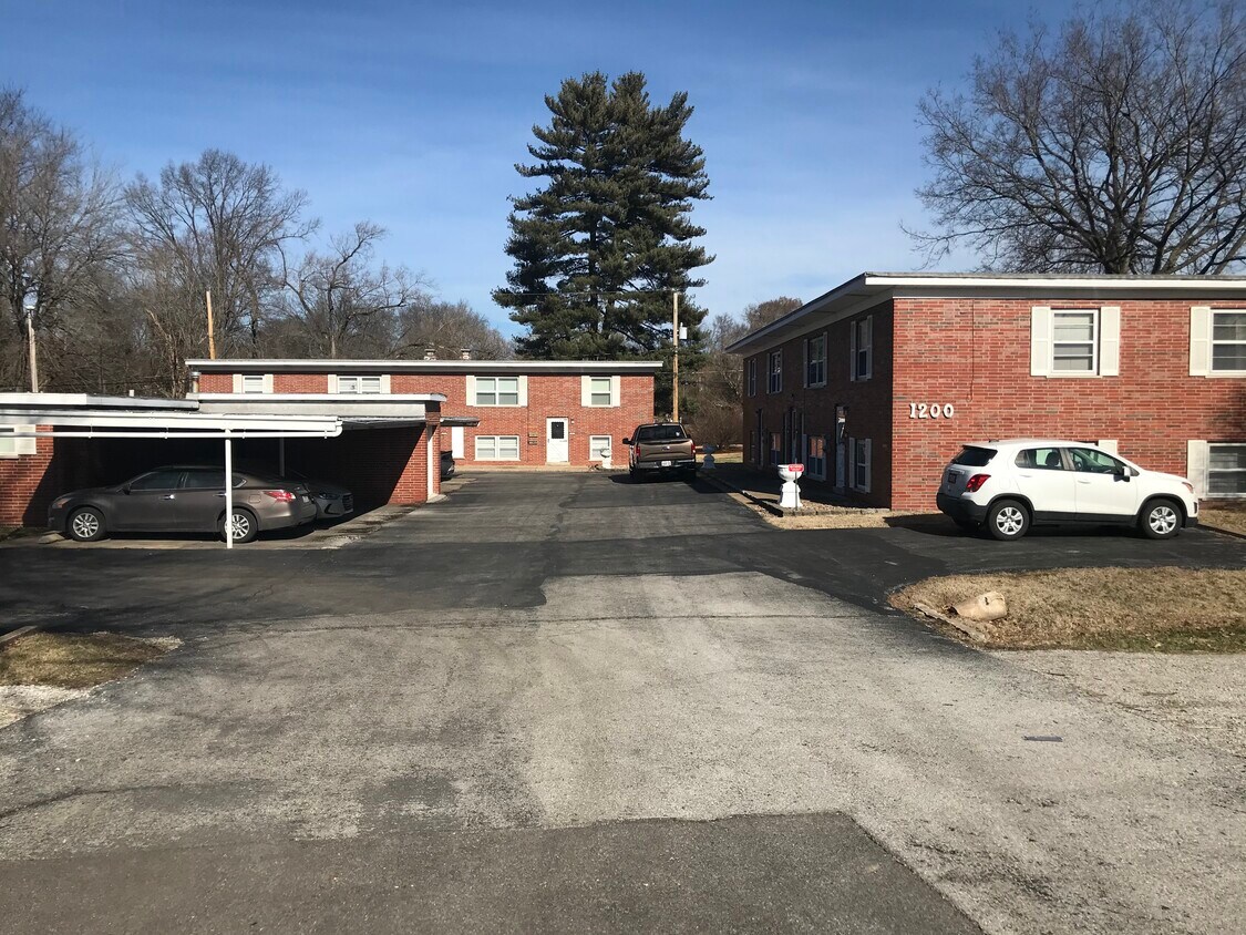 1200 Carlyle Ave, Belleville, IL 62221 Apartments in Belleville, IL