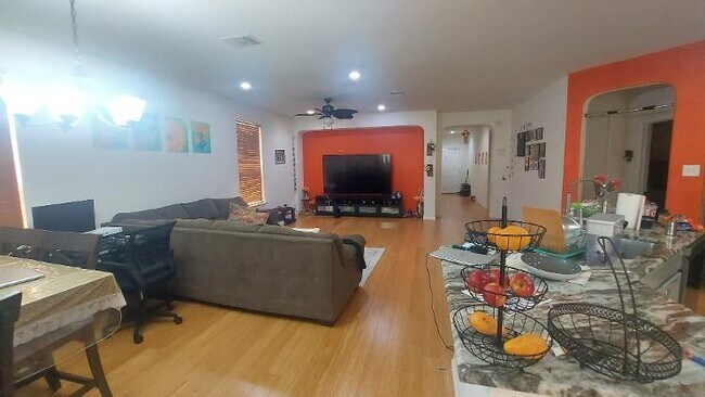 Foto del edificio - 1108 Calla Lily Boulevard