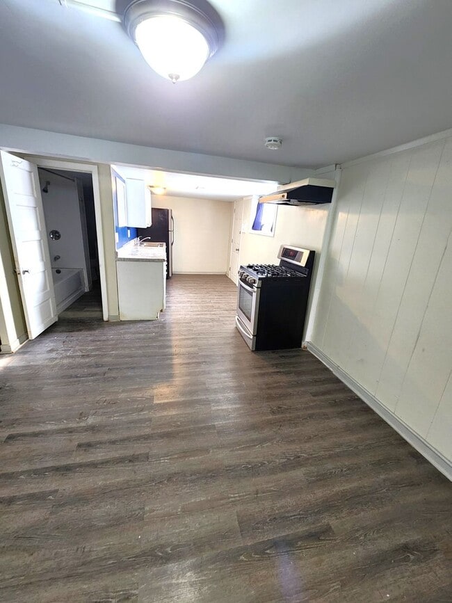 Building Photo - 653 S 69th St