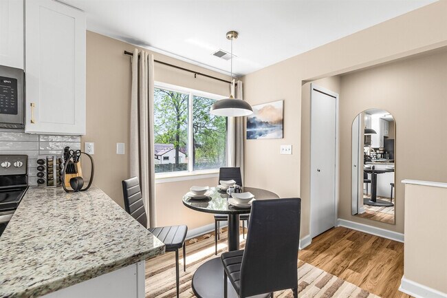 Foto del edificio - 18423 Sharon Ln