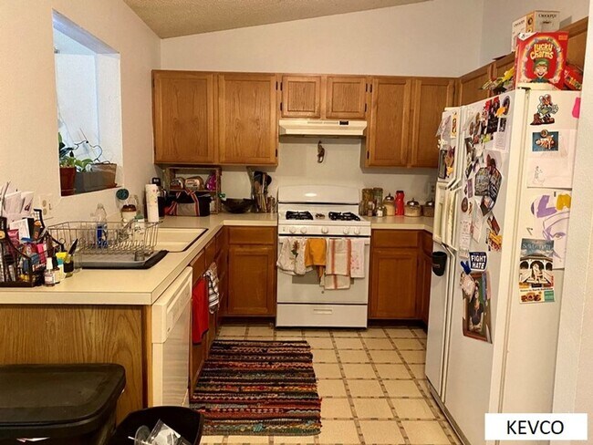 Building Photo - Sunlit Spacious Three Bedroom Home