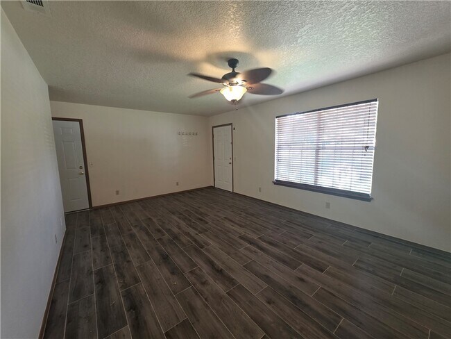 Foto del edificio - 2723 Kasey Ave