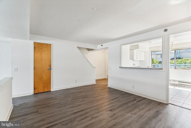 Building Photo - 7 N Christopher Columbus Blvd