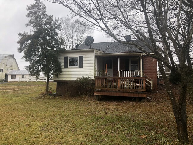 Large back lawn and deck - 14930 Deepwood Ln