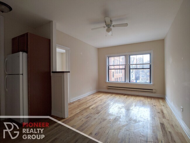 Building Photo - 628 W Cornelia Ave