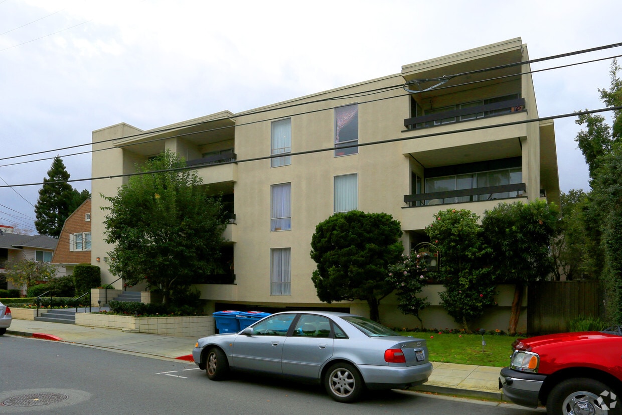 Building Photo - 131 Elm St