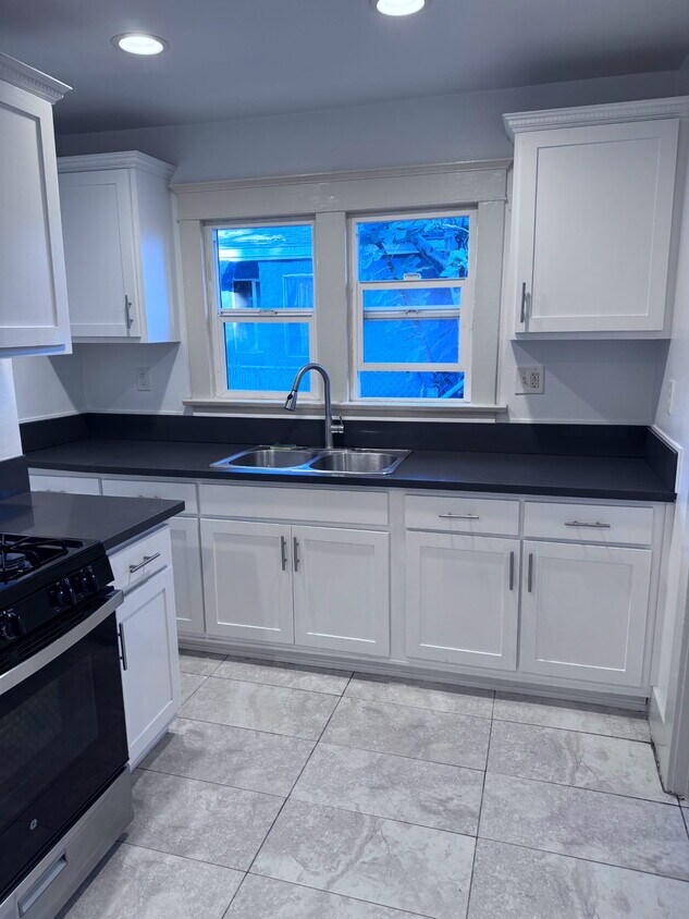Foto principal - 174 W 43rd St