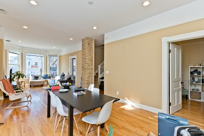 Building Photo - 1119 W Newport Ave