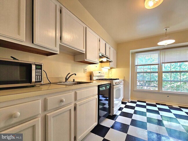 Building Photo - 4711 Gainsborough Dr