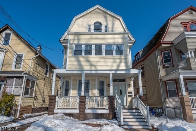 Building Photo - 24 Llewellyn Ave