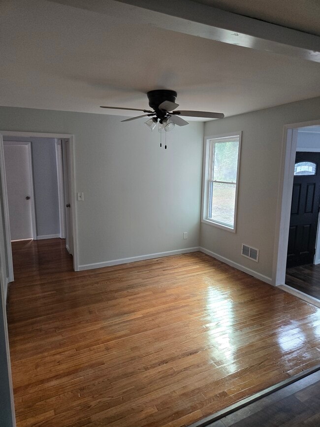 Building Photo - 365 W Pine St