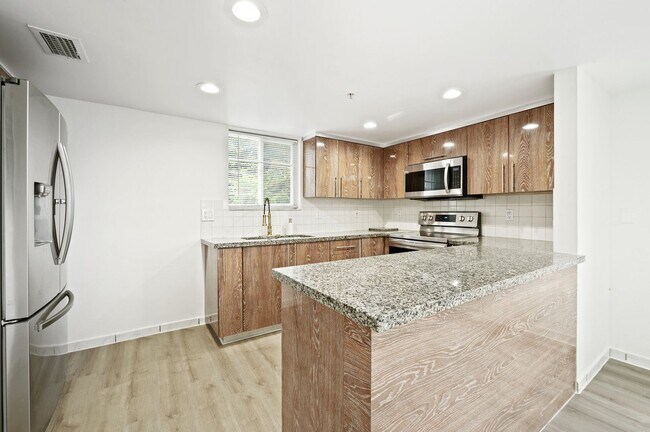 Foto del edificio - Newly Renovated 2 bed and 3 bath Townhome ...
