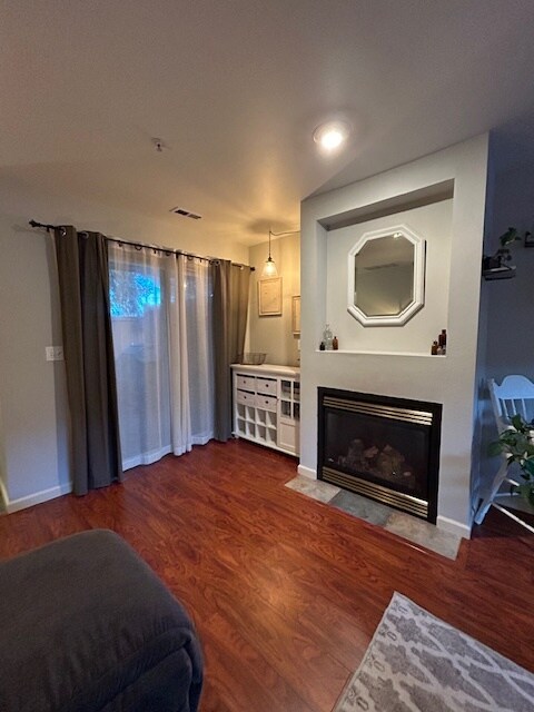 Chimenea y entrada al patio - 321 SE Orchard Dr