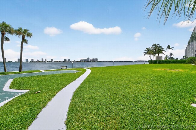Building Photo - 501 Lake Shore Dr