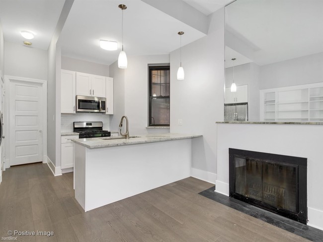 Building Photo - 1 br, 1 bath  - 1349 N State Pkwy Apt 1W