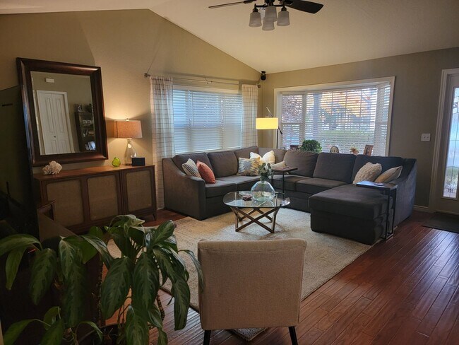 Foto del edificio - 3 Bed - 2 Bath - Fenced Yard